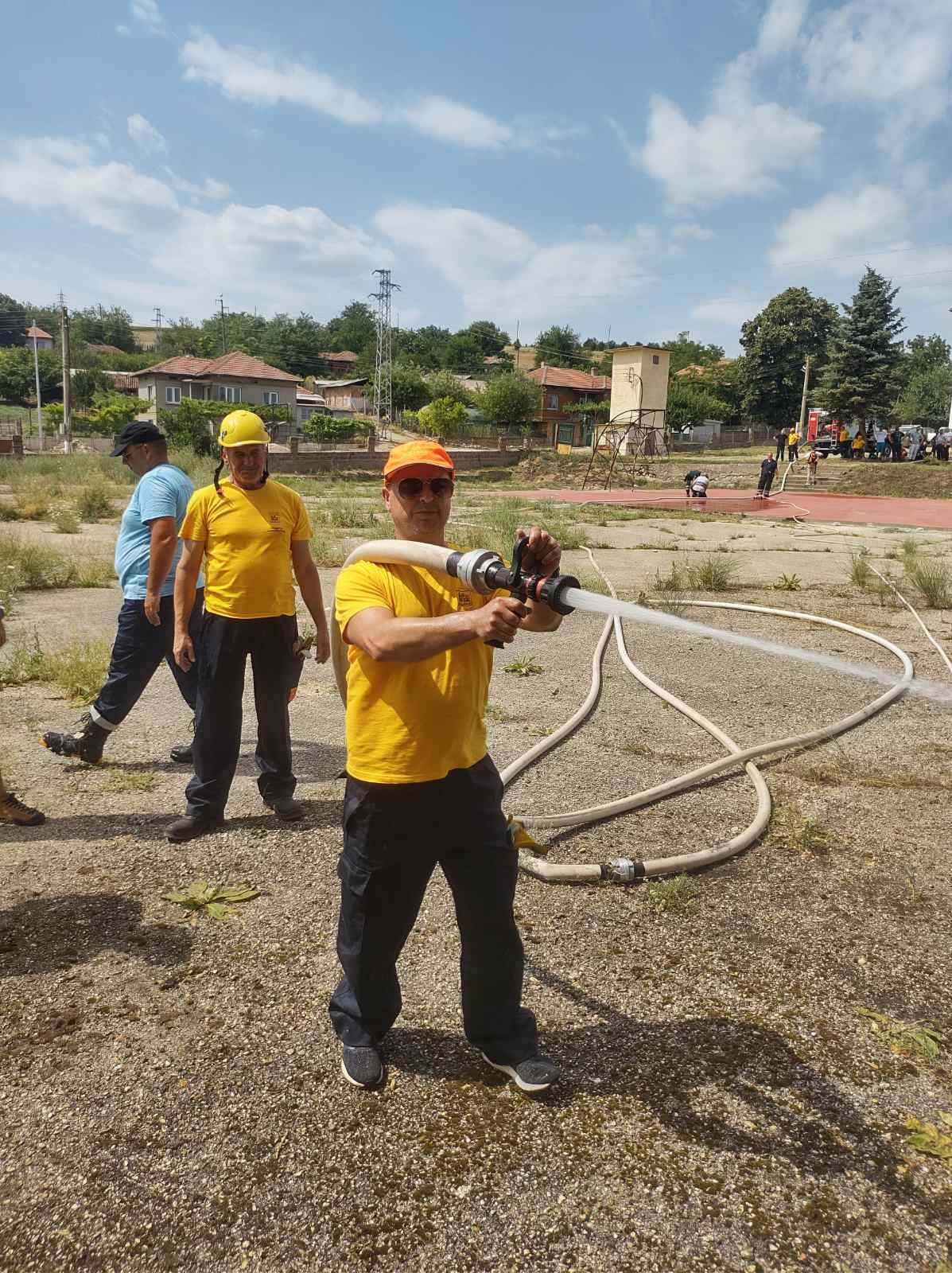 Учение на доброволни формирования за борба с пажари и наводнения